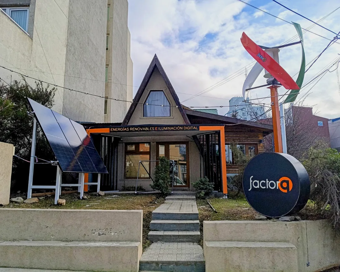 Showroom de Factor Q en Ushuaia con panel solar y aerogenerador vertical en la entrada